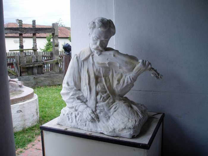 Balatonlelle, Kossuth u. 35.jpg Balatonlelle, Kossuth u. 35.jpg