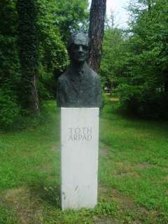 Debrecen, Medgyessy sétány: Tóth Árpád szobra.jpg Debrecen, Medgyessy sétány: Tóth Árpád szobra.jpg