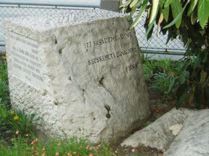Kecskemét, Kossuth tér 01. Katona József emlékkő 2.kép.jpg Kecskemét, Kossuth tér 01. Katona József emlékkő 2.kép.jpg
