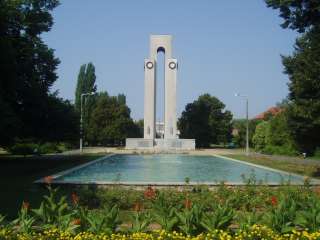 Mohács, Hősök parkja: Hősök emlékműve.jpg Mohács, Hősök parkja: Hősök emlékműve.jpg