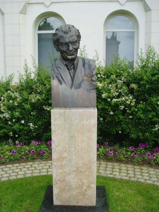Zalaegerszeg, Keresztury Dezső tér.jpg Zalaegerszeg, Keresztury Dezső tér.jpg