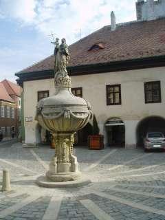 Sopron, Orsolya tér. Mária-kút.jpg Sopron, Orsolya tér. Mária-kút.jpg