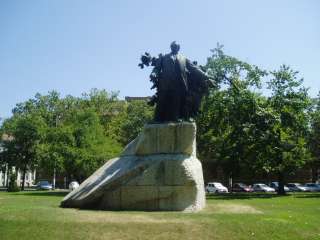 Szeged, Széchenyi tér: Deák Ferenc szobra.jpg Szeged, Széchenyi tér: Deák Ferenc szobra.jpg