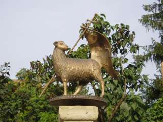 Szentendre, Vujicsics tér: Vujicsics Tihamér emlékkút.jpg Szentendre, Vujicsics tér: Vujicsics Tihamér emlékkút.jpg